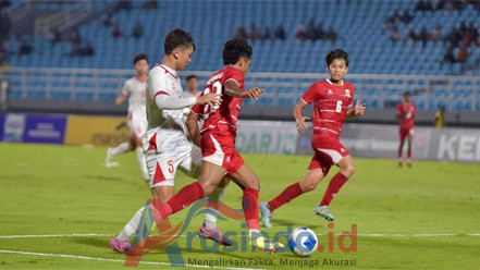 Pemain Indonesia U-17 menghadapi Vietnam U-17 pada Piala AFF U-17 2026 dengan skor akhir 0-0