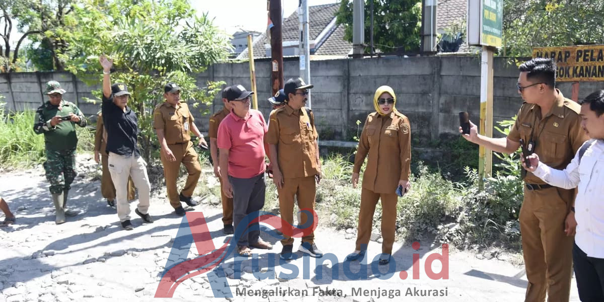 Kondisi jalan rusak Desa Bohar Sidoarjo yang disidak oleh Wakil Bupati Mimik Idayana untuk rencana pengaspalan.