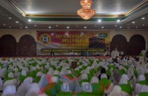 Prosesi pelepasan 912 jamaah haji KBIH Rohmatul Ummah An Nahdliyah Sidoarjo berlangsung haru di Gedung Serba Guna Sidoarjo.