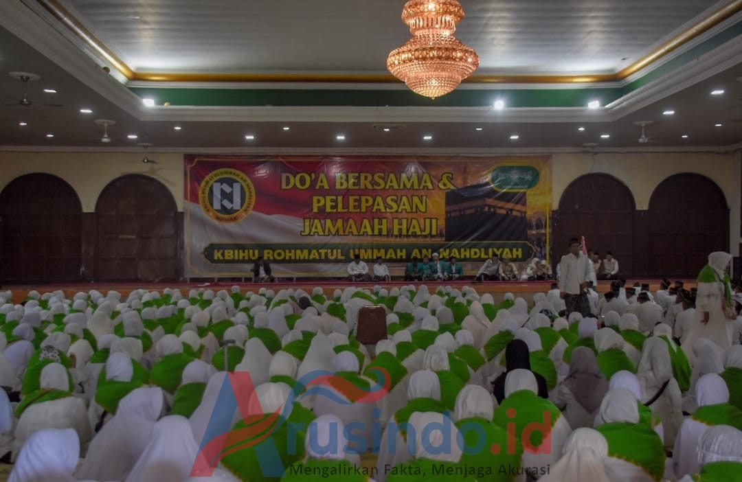 Prosesi pelepasan 912 jamaah haji KBIH Rohmatul Ummah An Nahdliyah Sidoarjo berlangsung haru di Gedung Serba Guna Sidoarjo.