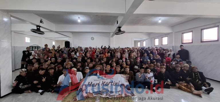 Siswa mengikuti pawai adat dalam peringatan Hari Kartini MTs SAFINDA Surabaya