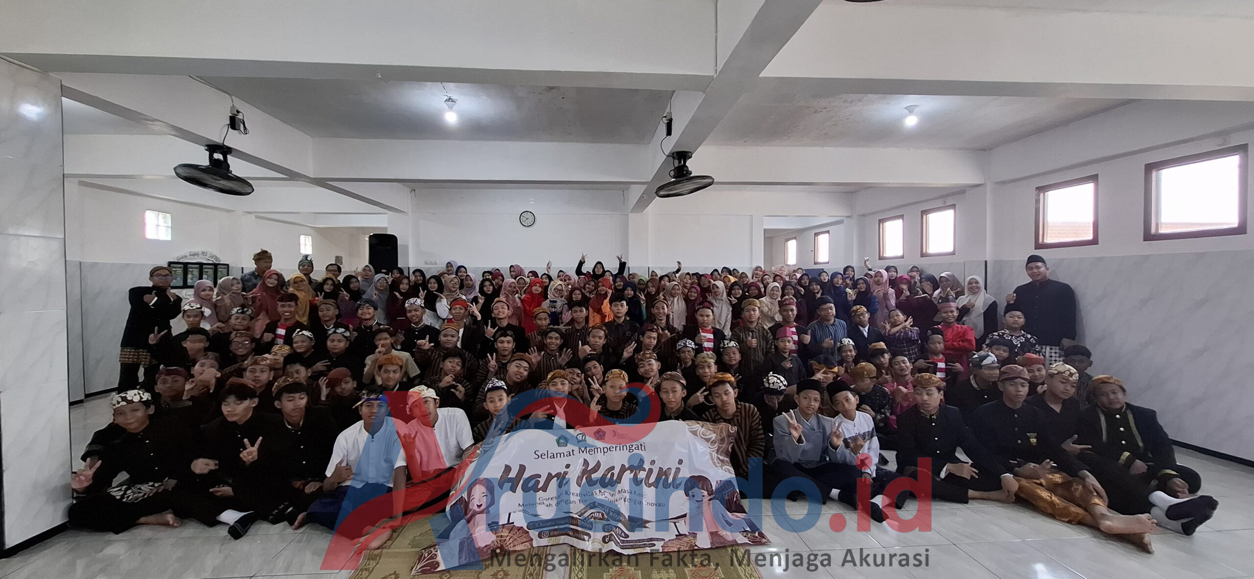 Siswa mengikuti pawai adat dalam peringatan Hari Kartini MTs SAFINDA Surabaya
