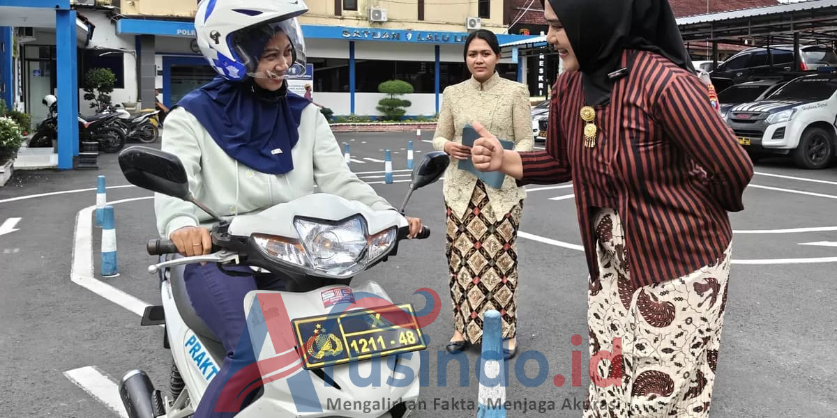 Polwan berkebaya melayani pembuatan SIM di Polres Blitar Kota saat peringatan Hari Kartini