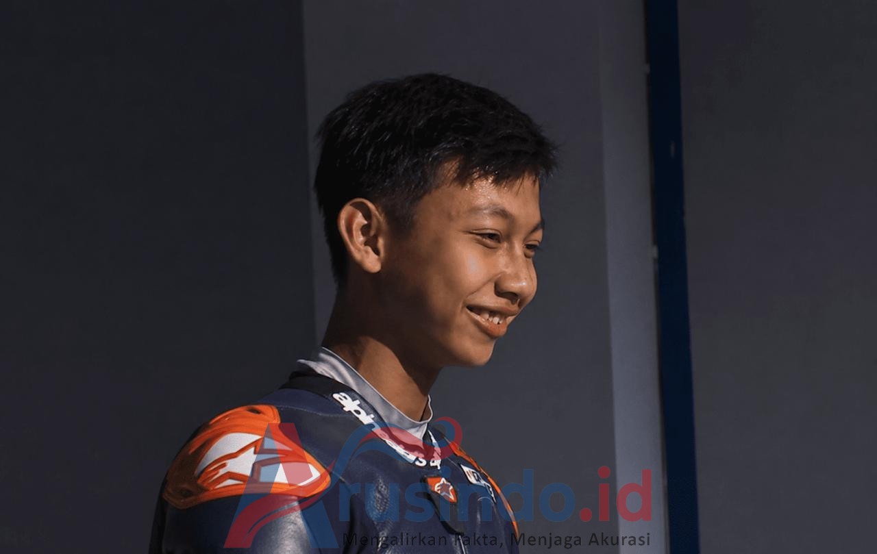 Muhammad Kiandra Ramadhipa merayakan kemenangan di MotoGP Rookies Cup Jerez 2026