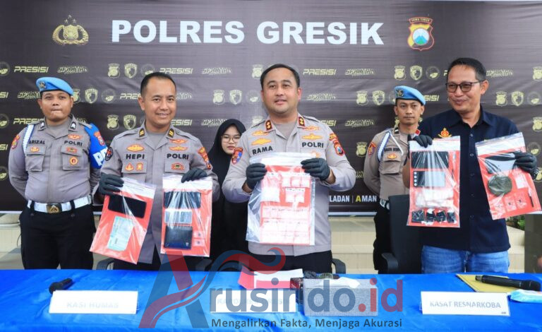 Petugas Polres Gresik menunjukkan barang bukti sabu dari jaringan narkoba lintas kota Gresik dan Surabaya