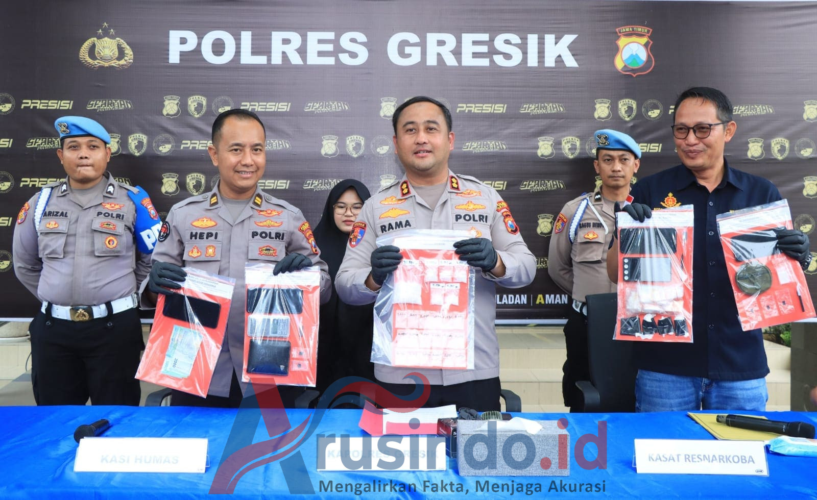 Petugas Polres Gresik menunjukkan barang bukti sabu dari jaringan narkoba lintas kota Gresik dan Surabaya