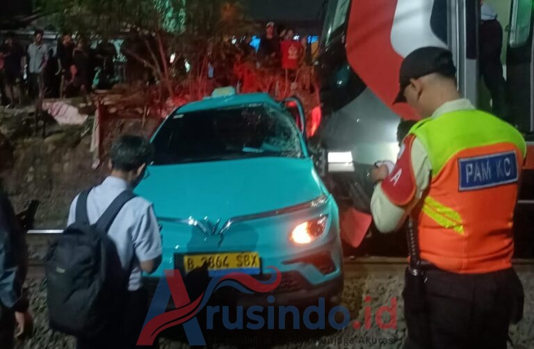 Petugas memeriksa rangkaian KRL yang rusak setelah tabrakan di Stasiun Bekasi Timur