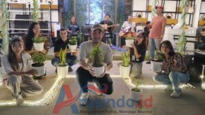 Kegiatan Pop Up Market Hanaka Social Space Surabaya yang mengajak anak muda menanam tanaman dan mengenal furnitur hasil daur ulang plastik.