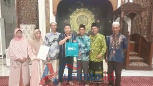 PEKERJA-CHINA-MUALAF-Suasana-Zhang-Xuhao-memeluk-agama-islam Prosesi syahadat pekerja asal China di Masjid Agung Gresik didampingi pengurus DMI Kabupaten Gresik.