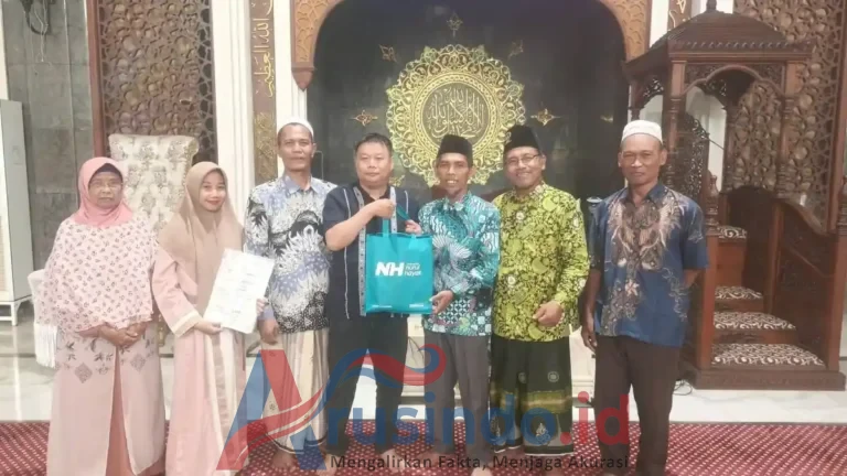 Prosesi syahadat pekerja asal China di Masjid Agung Gresik didampingi pengurus DMI Kabupaten Gresik.