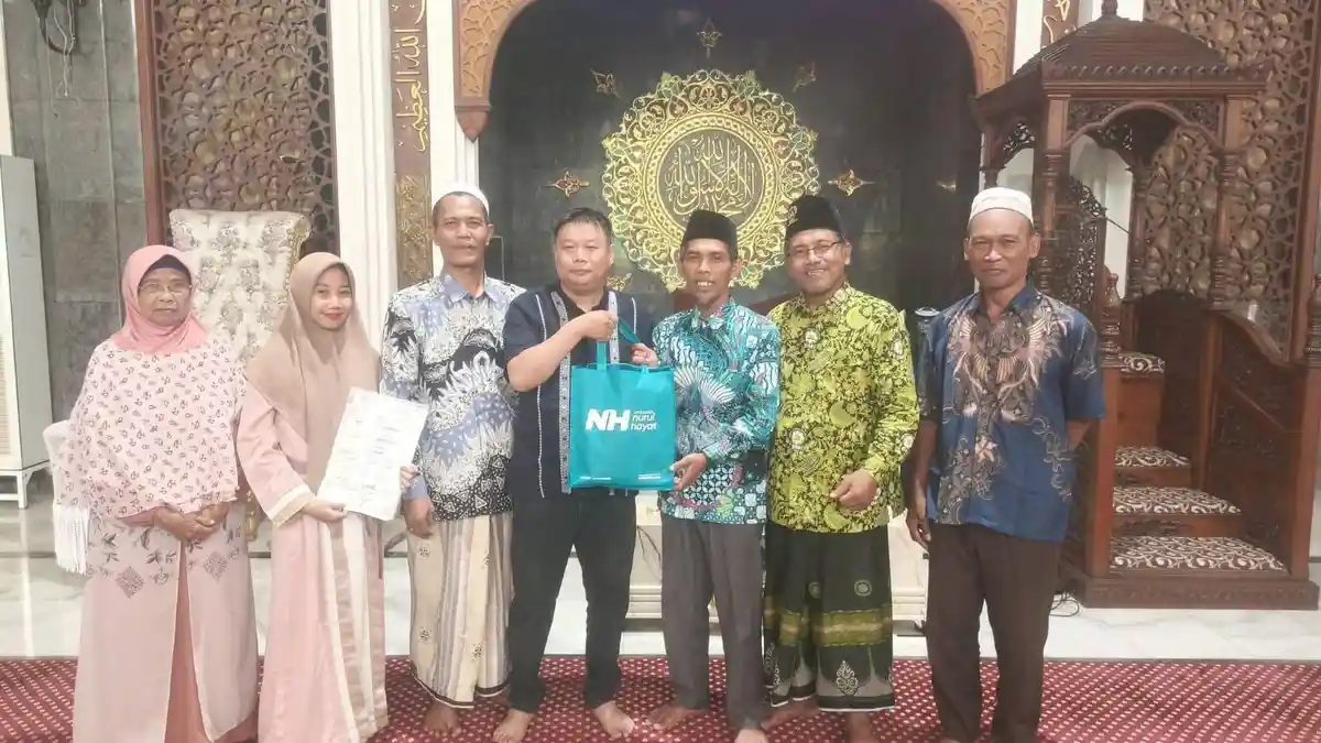 Prosesi syahadat pekerja asal China di Masjid Agung Gresik didampingi pengurus DMI Kabupaten Gresik.
