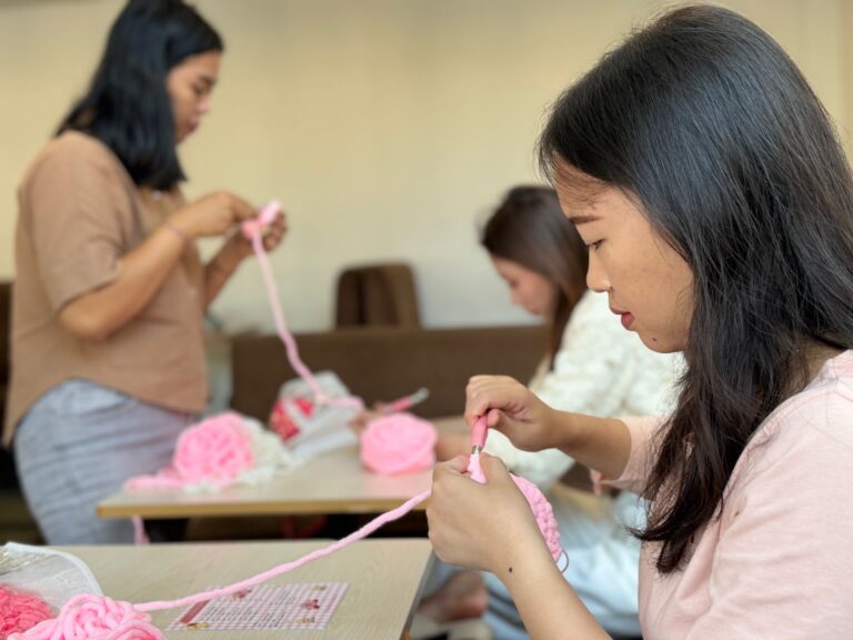 Suasana peserta mengikuti Workshop Crochet Kirby bersama Rumah Literasi Digital di Hanaka Social Space Surabaya