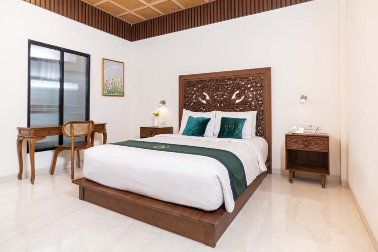 Briggs Inn Surabaya dengan interior boutique hotel bernuansa Jawa kolonial modern di kawasan Darmo.