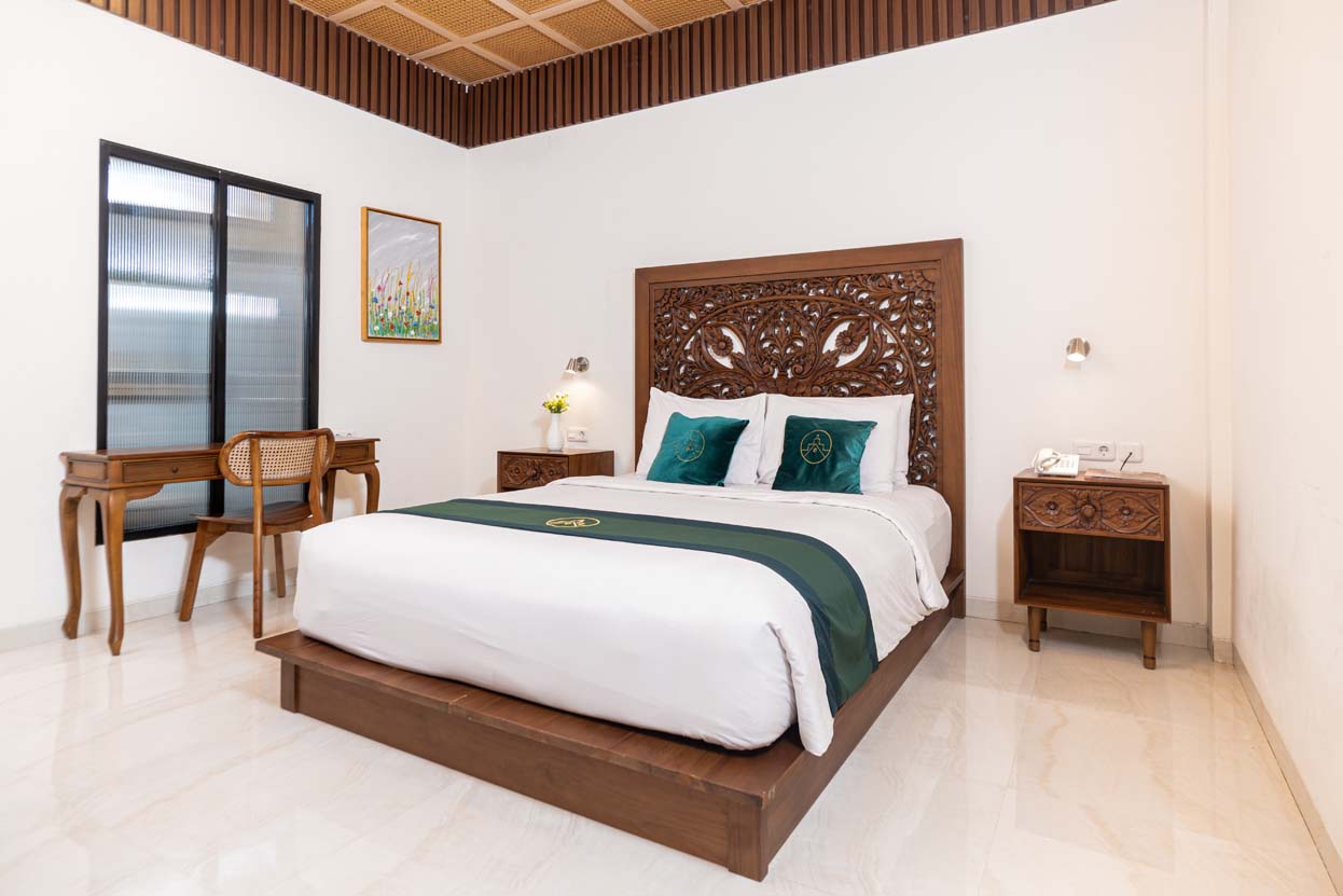 Briggs Inn Surabaya dengan interior boutique hotel bernuansa Jawa kolonial modern di kawasan Darmo.