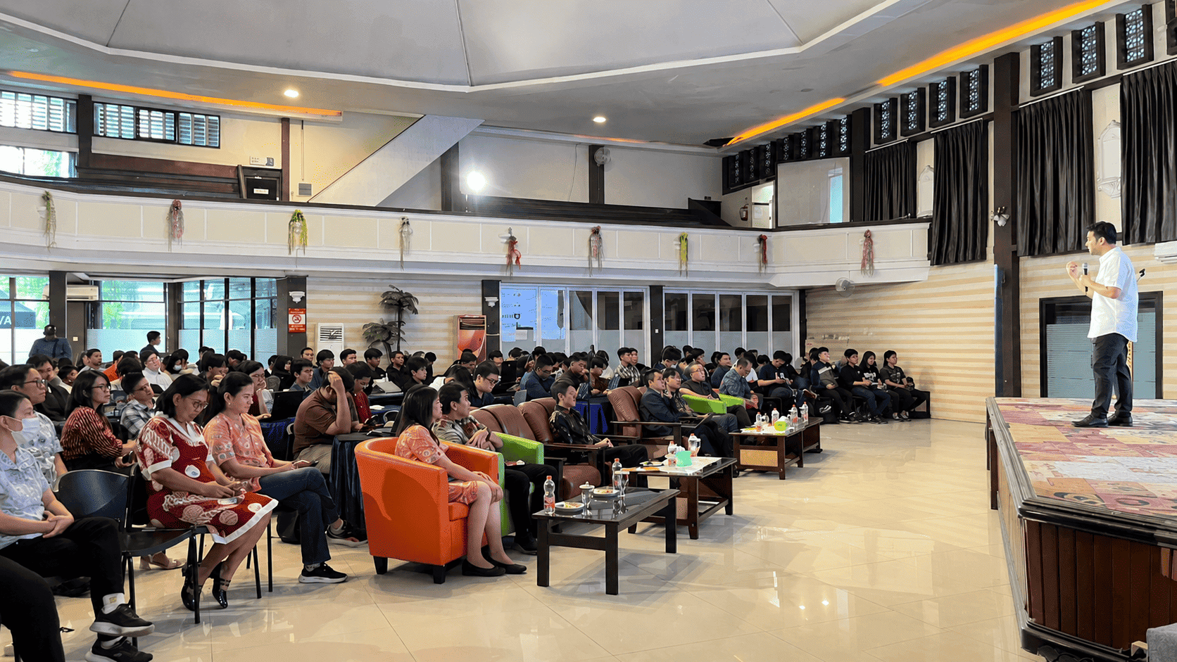 Suasana acara Build with AI Surabaya 2026 di ISTTS yang menghadirkan workshop dan konferensi teknologi kecerdasan buatan bersama pakar nasional dan internasional.