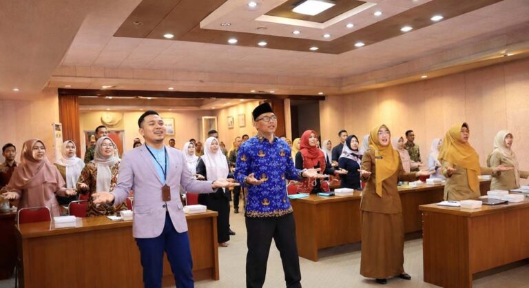 Sekda Gresik Achmad Washil Miftahul Rachman membuka pembekalan Tim Pelaksana Program Bunda Puspa 2026 di Kantor Bupati Gresik.
