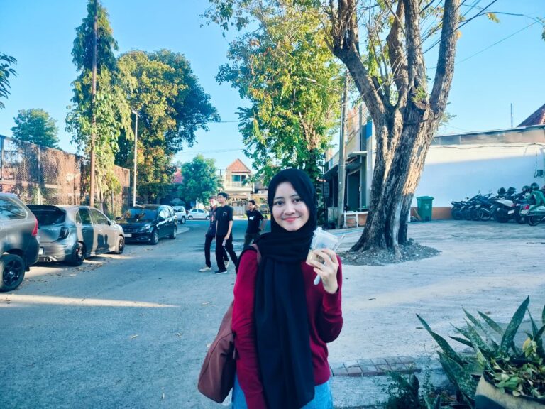 seorang mahasiswa menikmati minuman kopi usai mengerjakan tugas di Hanaka Social Space