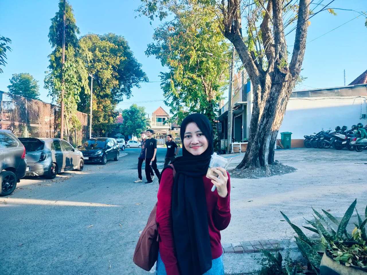 seorang mahasiswa menikmati minuman kopi usai mengerjakan tugas di Hanaka Social Space